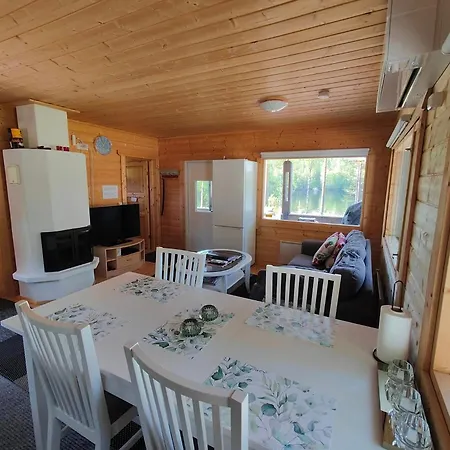 Chalet Lomamoekki Seitsemisen Kansallispuiston Laehellae *